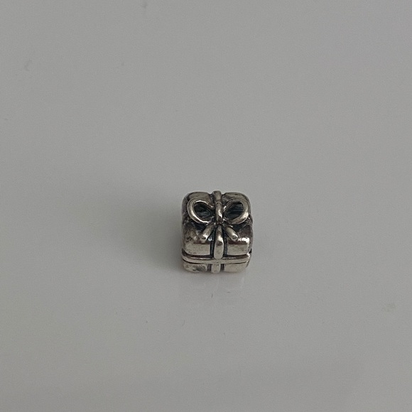 Authentic Pandora Present Charm - Picture 1 of 5